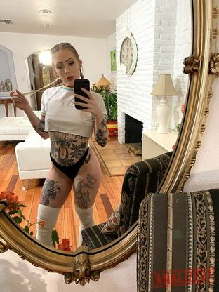 Tatted vixen Baby Sid takes selfies of her epic culo and