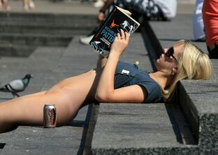 Bottomless with a book - Hot porn