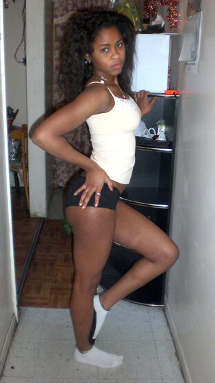 American nubile damsel hottie from the ghetto, posing naked